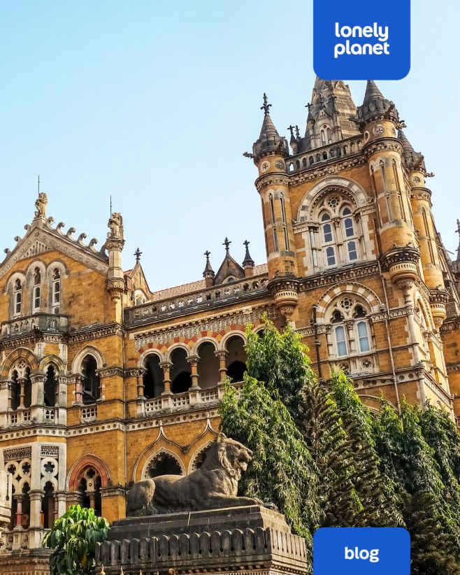 Bombaj (Mumbai) je ohromná. Je plná snílků i tvrdě pracujících lidí, začínajících hvězd i gangsterů, rybářů i crorepatis...